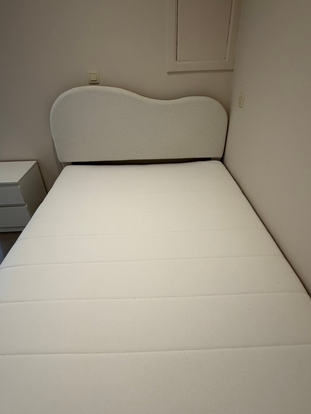 LIT COFFRE 140X190 CM COCOON+ SOMMIER TISSU BOUCLETTE BLANC, Maison & Meubles, Tissu, Enlèvement, Blanc, Deux personnes