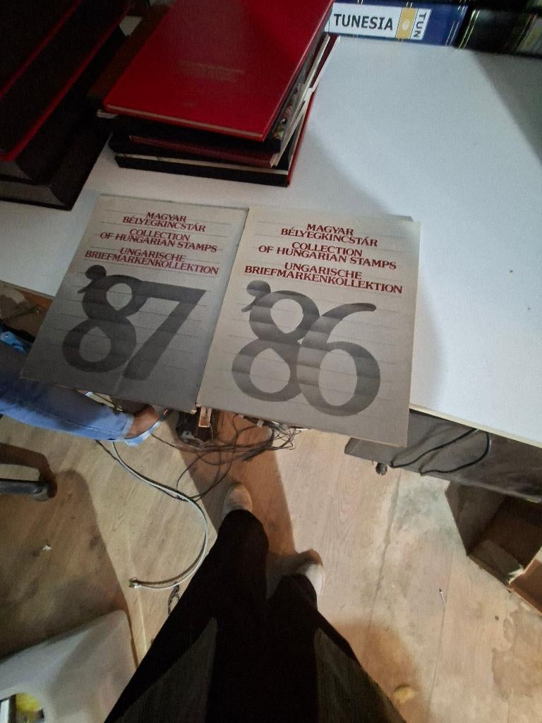 2 postzegel jaarboeken Hongarije 1986,1987 met postzegels, Postzegels en Munten, Ophalen of Verzenden, Postfris