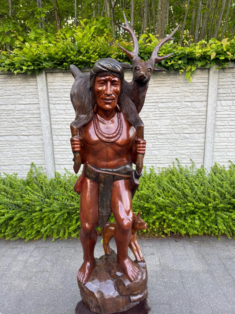 Oud beeld Indiaanse krijger handwerk in hout, Antiek en Kunst, Ophalen, Hout, Beeld
