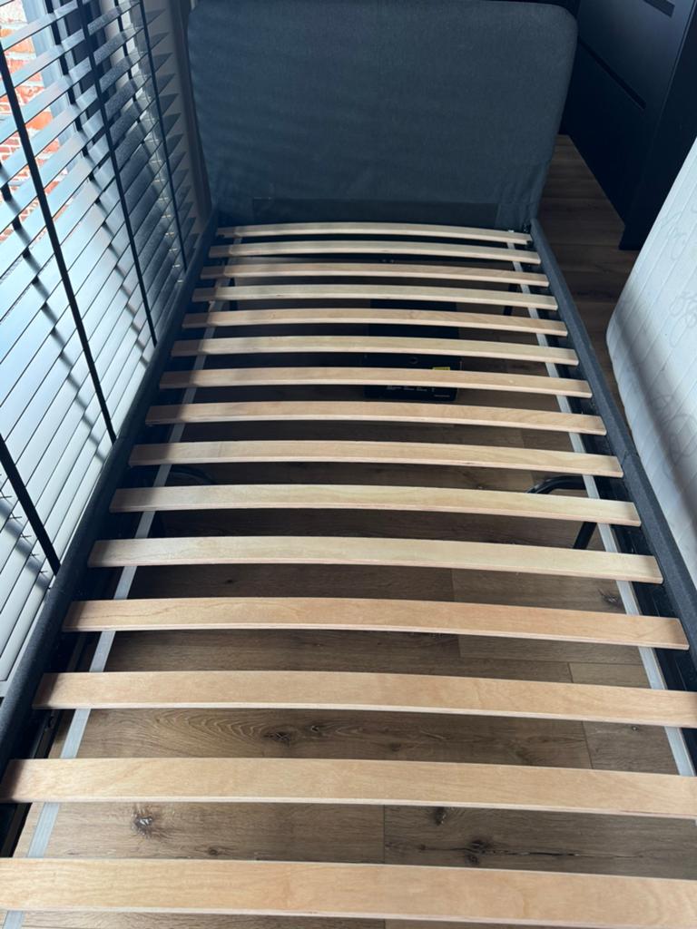 Slattum bed ikea donkergrijs, Ophalen, Zo goed als nieuw, 200 cm