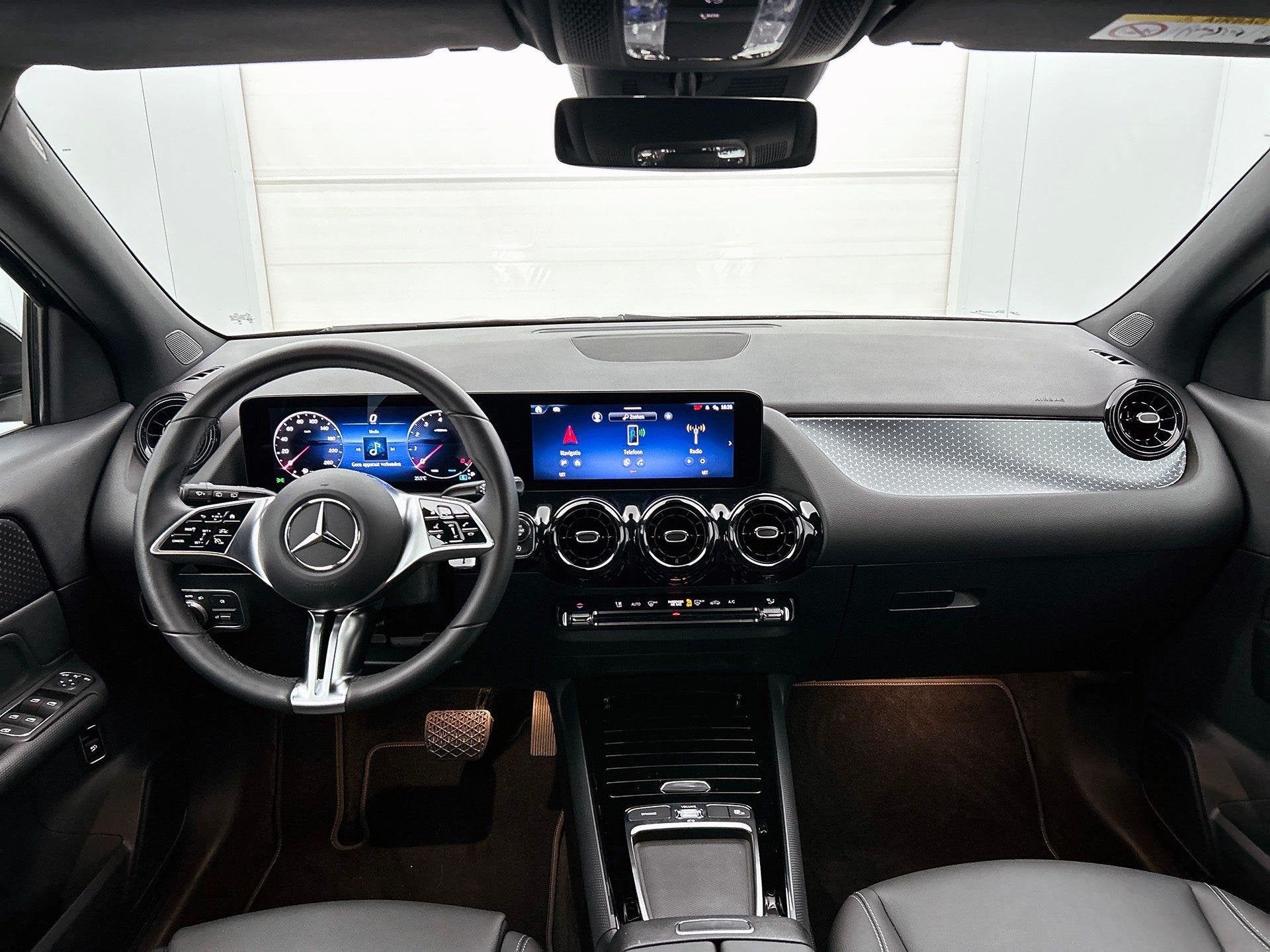 Mercedes-Benz GLA-klasse 180 Business Line | Trekhaak | Verw, Stof, 4 cilinders, 149 g/km, 136 pk