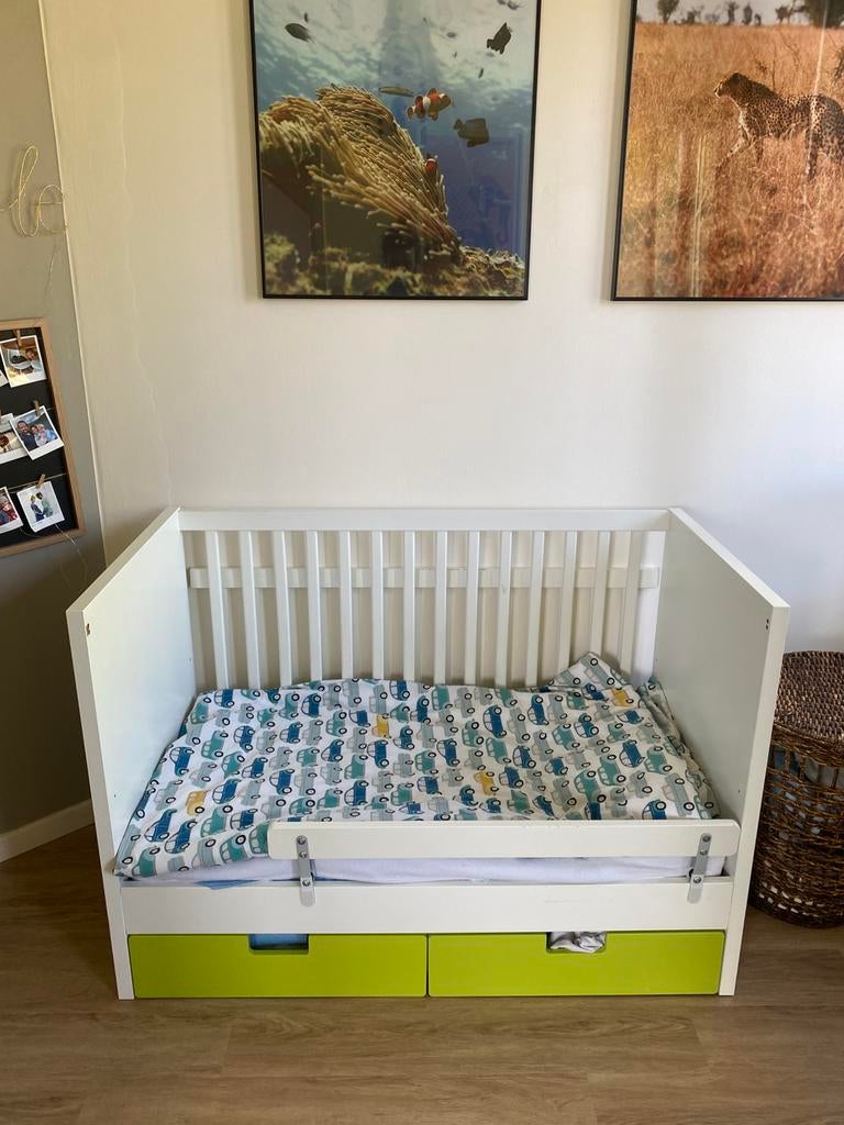 Baby/peuter bed + eventueel afwasbaar matras, Ophalen, Zo goed als nieuw, Matras