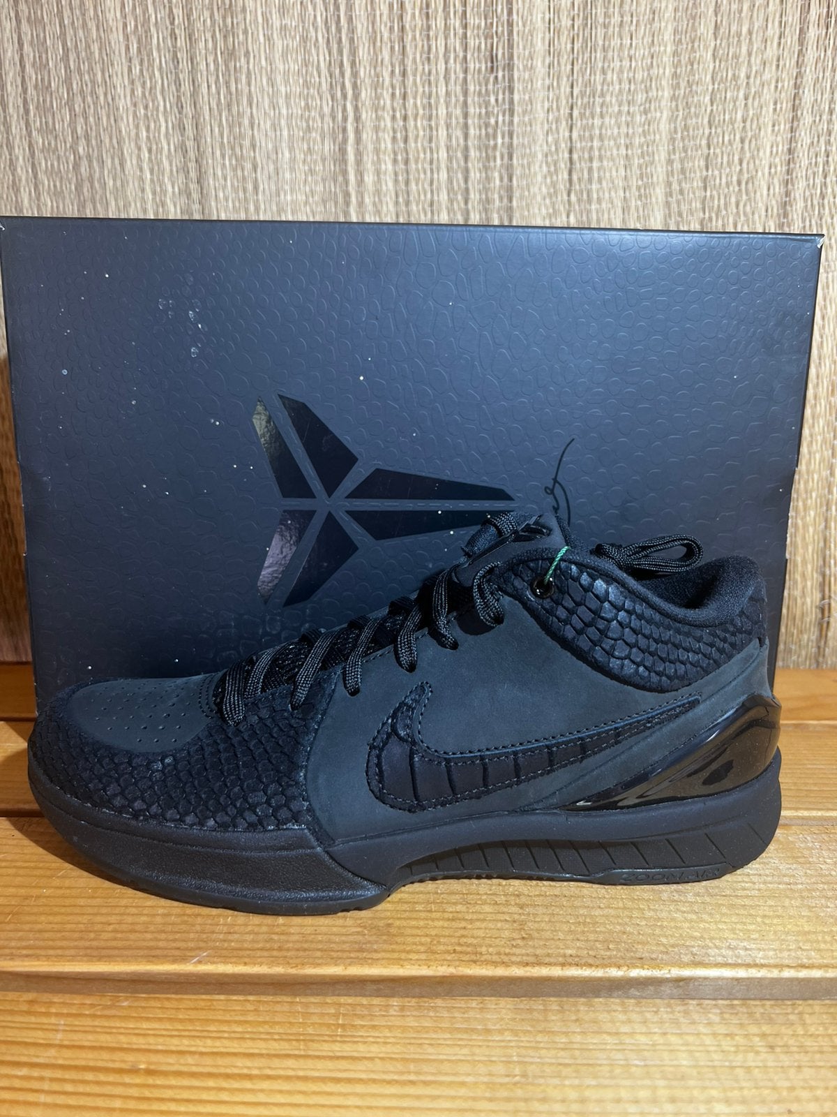 Nike Kobe 4 Protro 'Gift of Mamba' - Zwart/Goud, Enlèvement ou Envoi, Neuf, Noir, Baskets