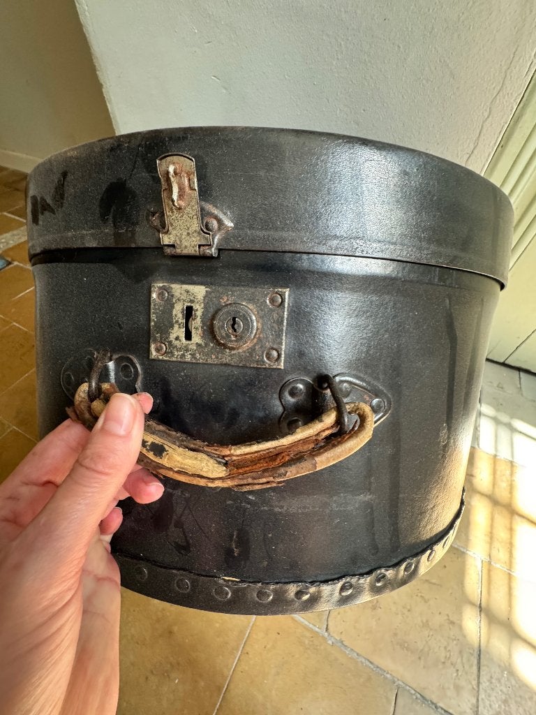 Boite à chapeau ancienne, Bijoux, Sacs & Beauté, Valises, Utilisé, Cuir, Moins de 50 cm, 35 à 45 cm, Clé, Enlèvement