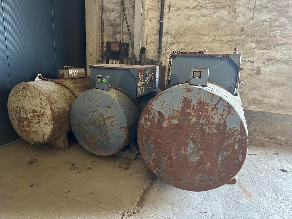3 mazouttanks met vaste hijsketting, Ophalen