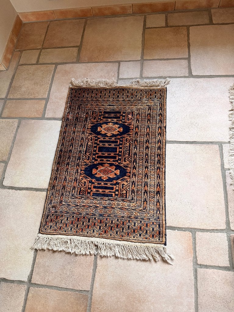 Petit tapis oriental noué, Enlèvement