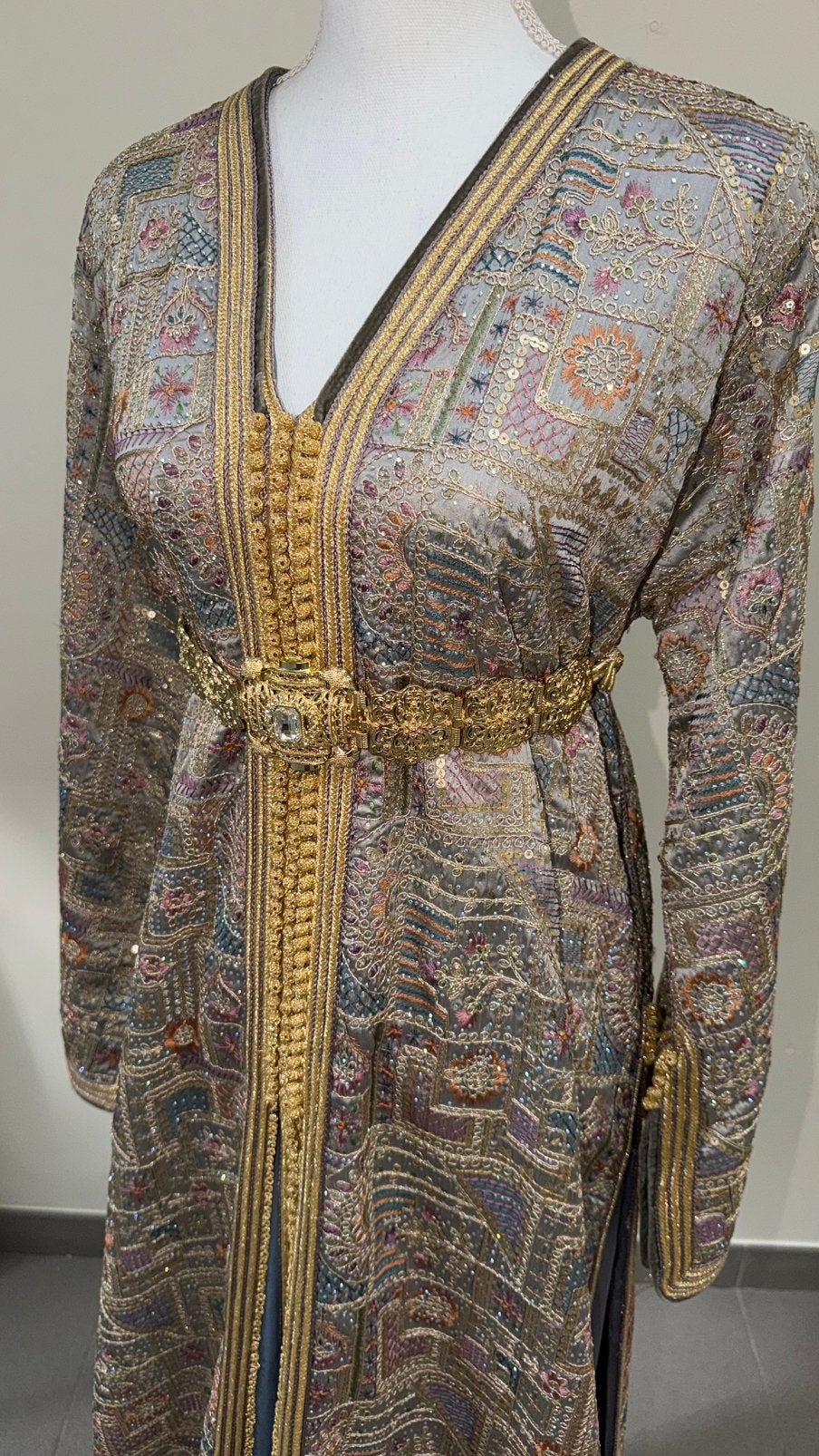 Takchita gris chatoyant avec couleurs, Vêtements | Femmes, Neuf, Autres types, Enlèvement, Taille 46/48 (XL) ou plus grande