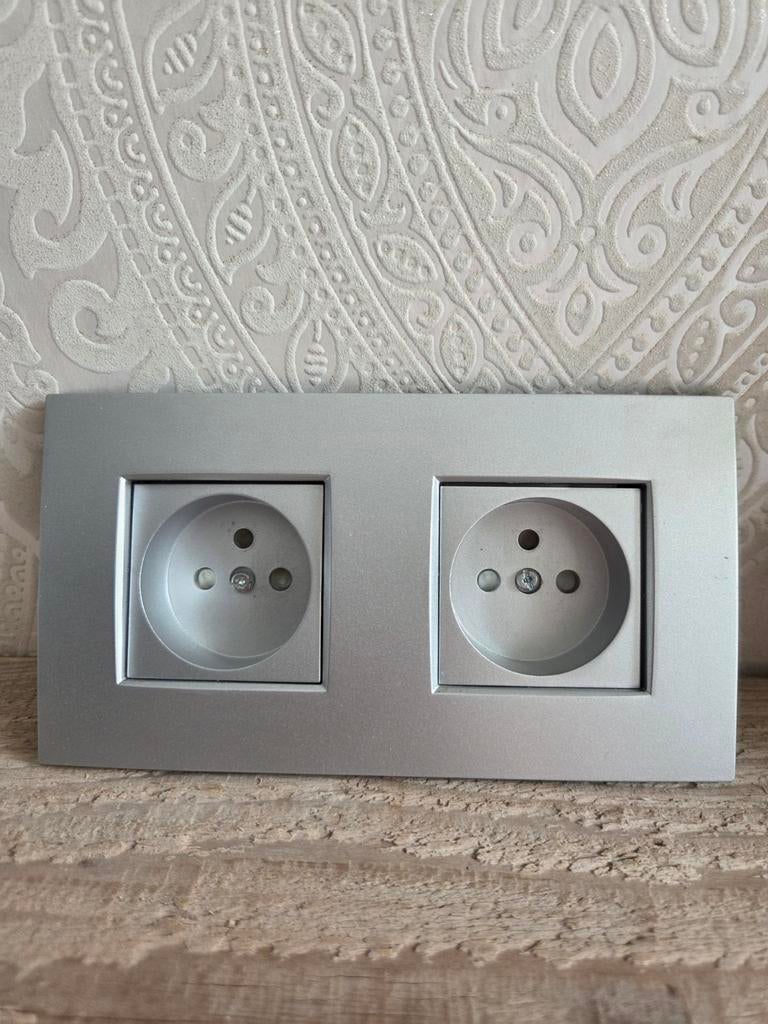 Niko dubbel stopcontact in de kleur Sterling zilver, Doe-het-zelf en Bouw, Elektriciteit en Kabels, Stopcontact, Ophalen