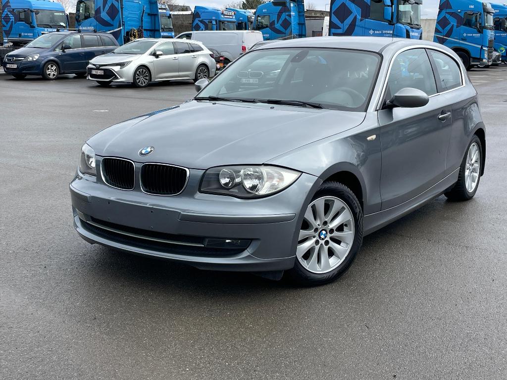 ⁠  ⁠BMW 116i Benzine 2.L / 2009 / 83000.km / 6 Vites / Airco, Auto's, BMW, 1 Reeks, Bedrijf, Handgeschakeld, Grijs