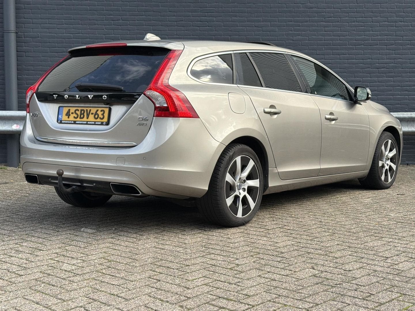 Volvo V60 2.4 D6 AWD Plug-In Hybrid Summum4 | Schuif/Kanteld, Autos, Argent ou Gris, Achat, Hybride Électrique/Diesel, V60