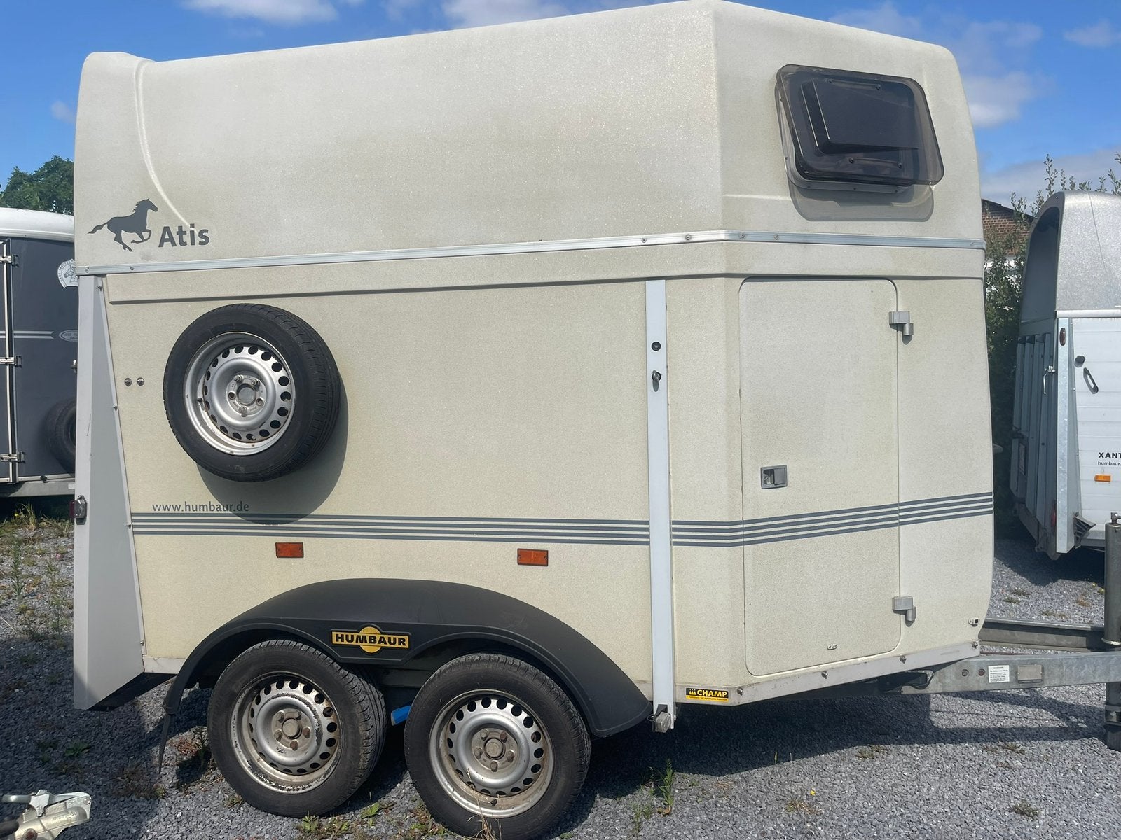 Humbaur atis 2 p zadelkamer full polyester alu bodem, Ophalen, Zo goed als nieuw, Polyester, 2-paards trailer