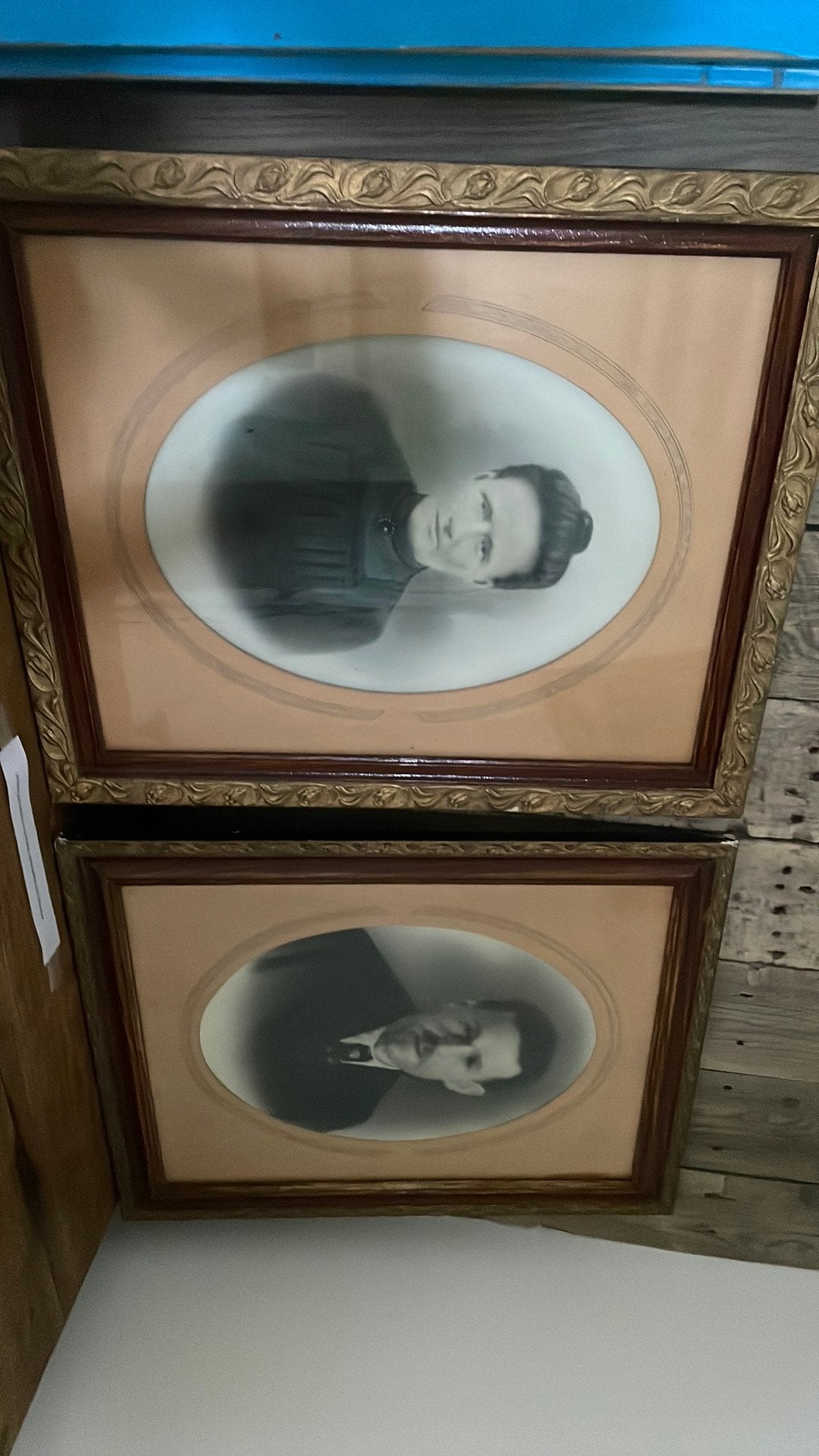 Twee portretfotos in sierlijsten, Ophalen