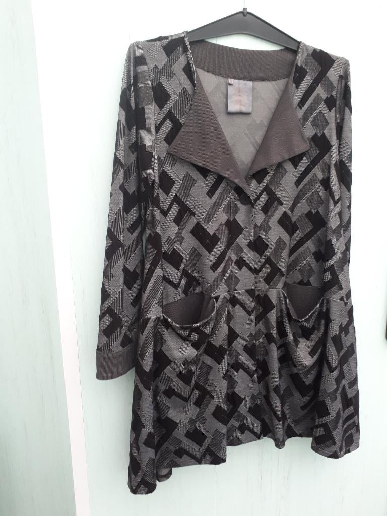 mooie nieuwe grijs-zwarte vest jas merk Out of Xile Taille M, Kleding | Dames, Truien en Vesten, Ophalen, Grijs
