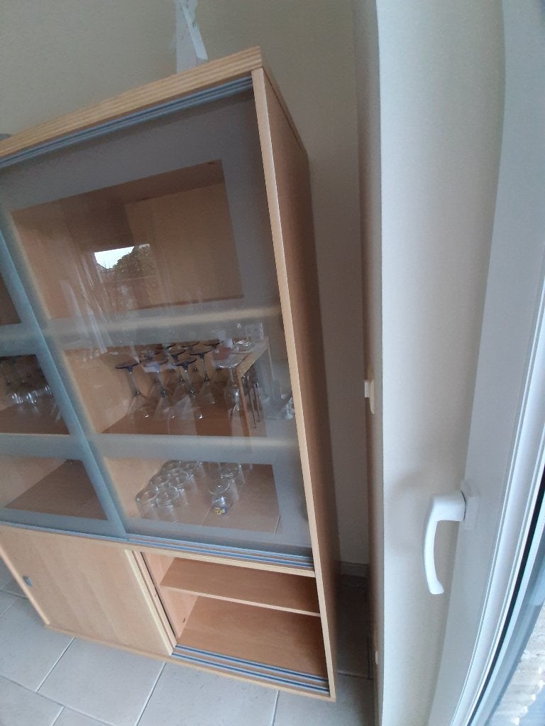 Prachtige vitrinekast lichteik met 2 glazen schuifdeuren, Ophalen, 100 tot 150 cm, Moderne en warme uitstraling die in elk interieur past