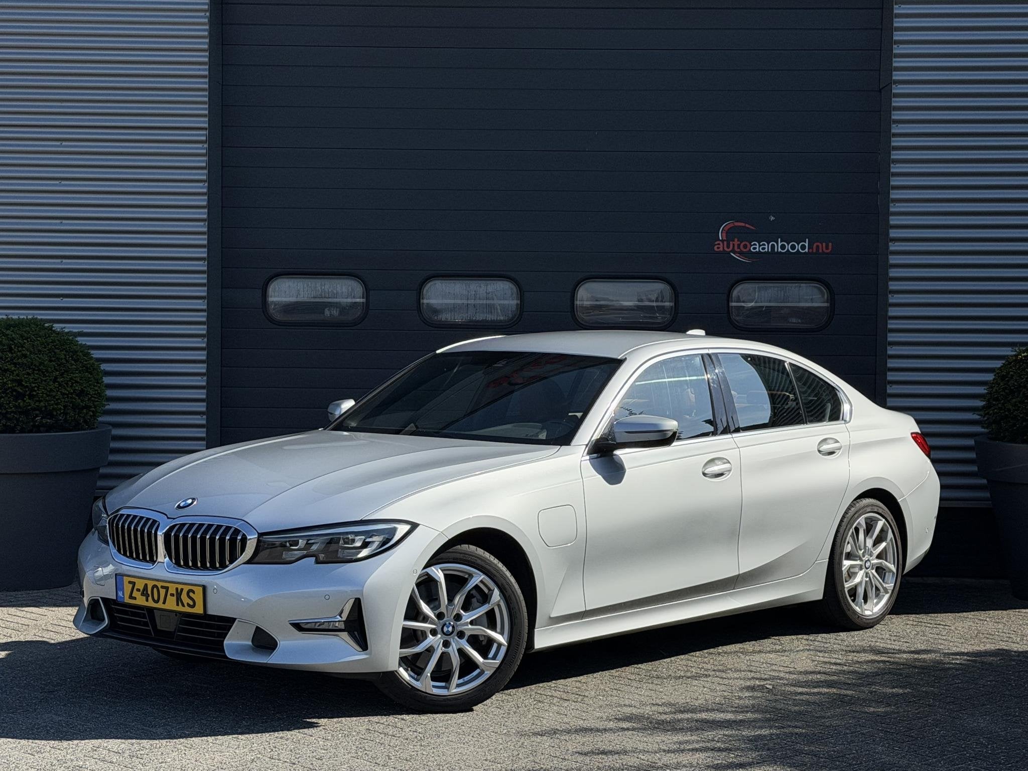 BMW 3-serie 330e High Executive | Camera | Navigatie | Memor, Automaat, 1998 cc, Einsteinlaan 5
2289 CC  Rijswijk, NL, BMW Nederland B.V.