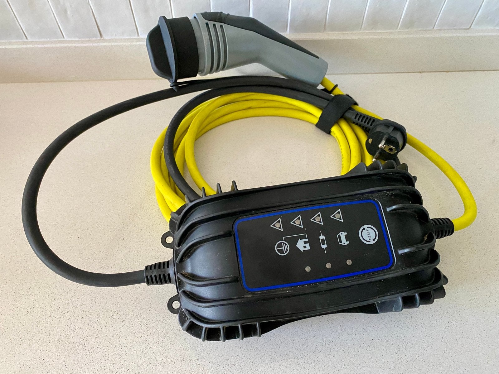 Câble de recharge mobile VW d'origine 230 V — 10 A — 2,3 kW, Autos : Divers, Enlèvement, Comme neuf, Câble de charge
