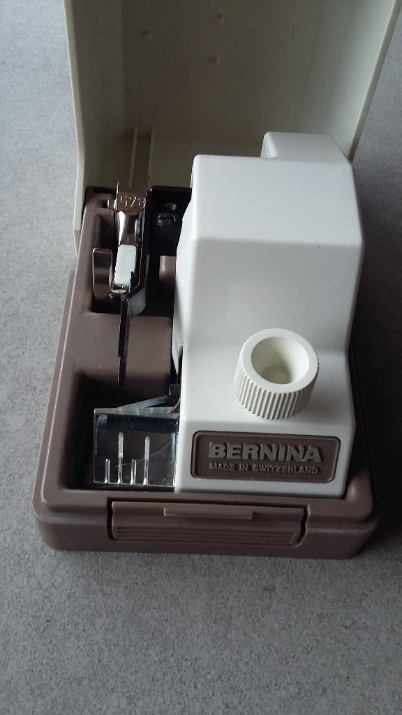 appareille à surjeter avec  pied  Bernina, Enlèvement ou Envoi, Neuf, Bernina