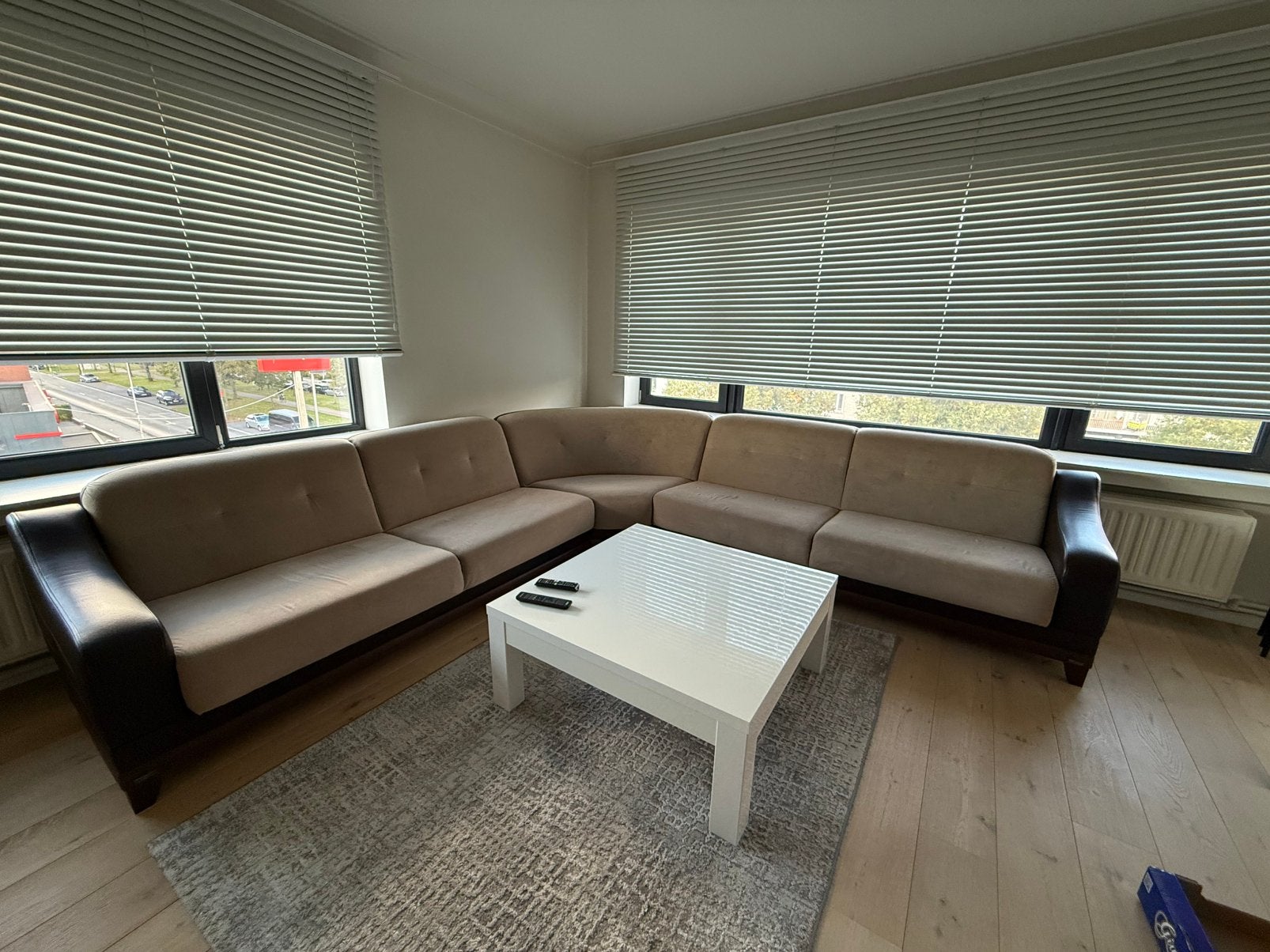 Canapé d'angle + table basse + tapis — 700€, Enlèvement, Comme neuf, Cuir, Modern / eigentijds met een zachte, luxueuze uitstraling