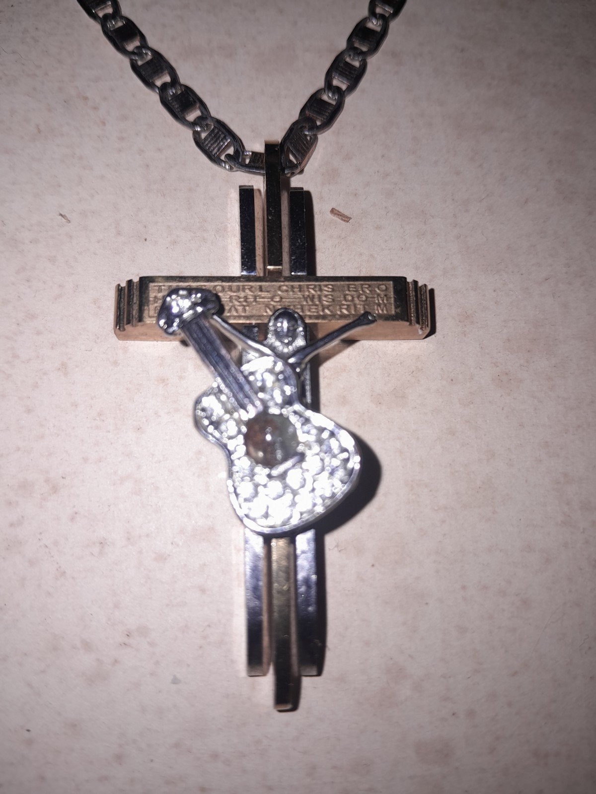 chaine croix de johnny, Enlèvement