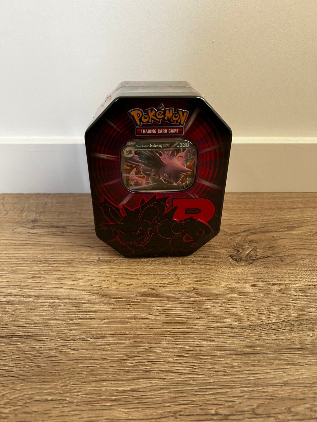 Team Rocket nidoking tin, Hobby en Vrije tijd, Ophalen, Nieuw, Boosterbox