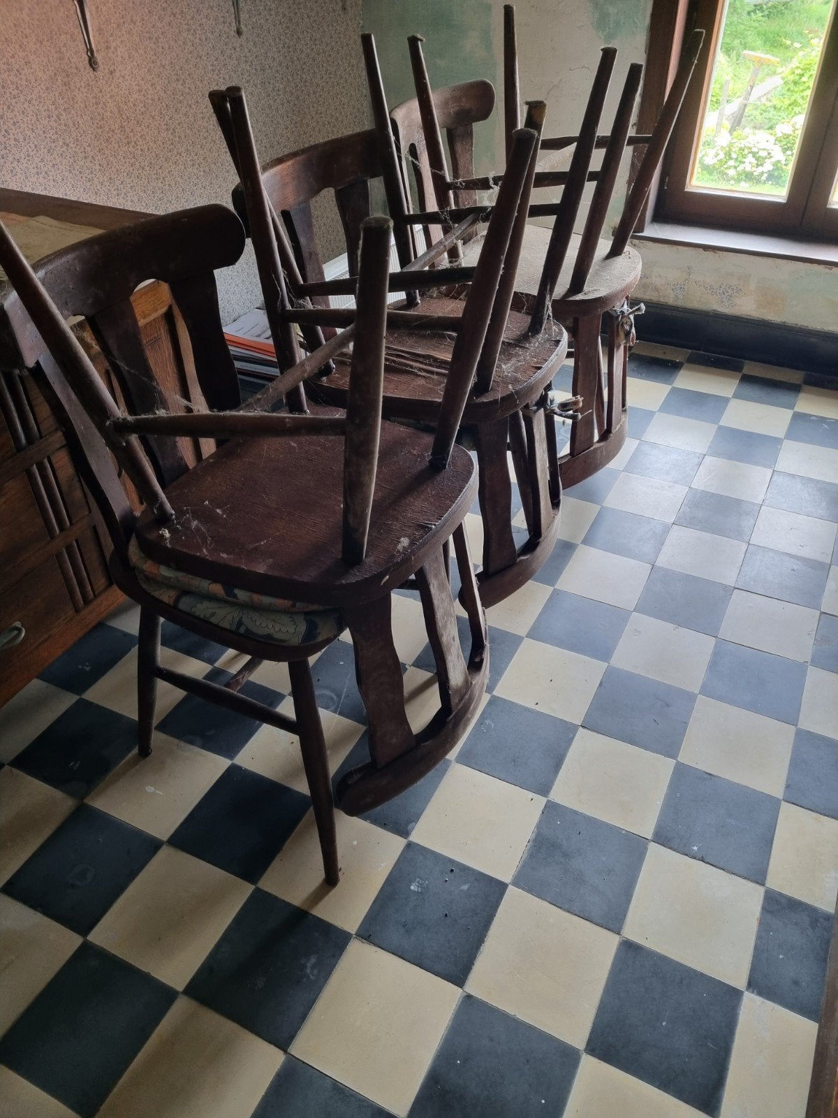 Cafestoelen, Ophalen