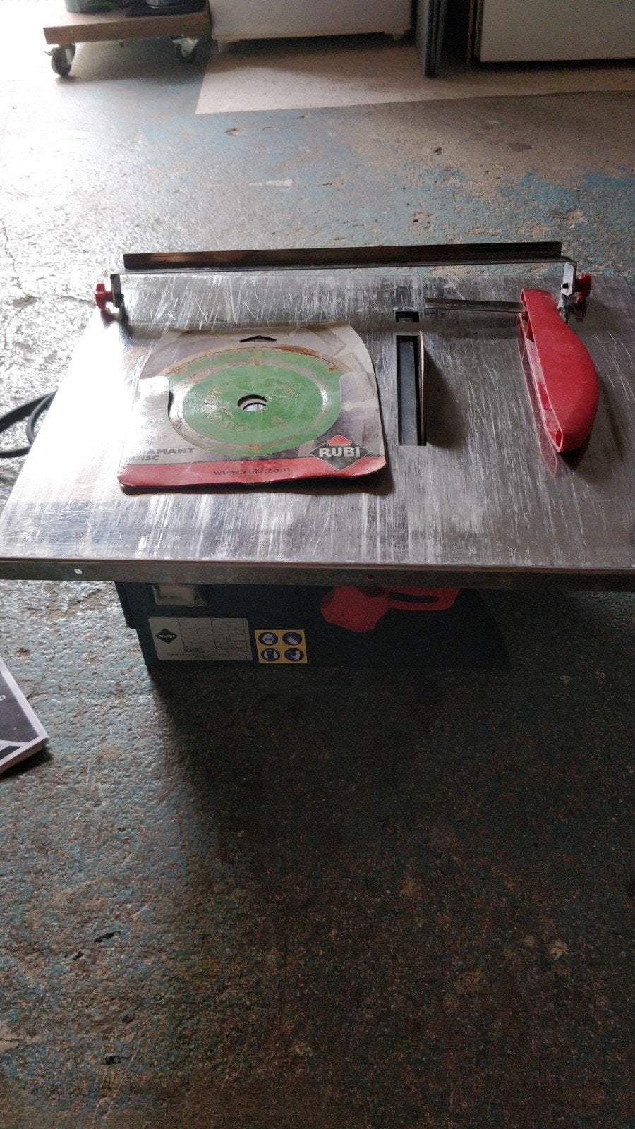 Carrelette à eau, Bricolage & Construction, Outillage | Scies mécaniques, Enlèvement