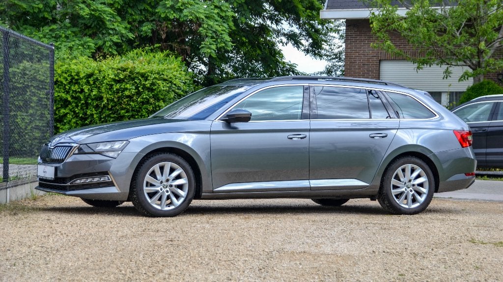 Skoda Superb iV Ambition Plug In Hybrid 2022 1 Jaar Garantie, Autos, Argent ou Gris, Achat, Euro 6, Entreprise
