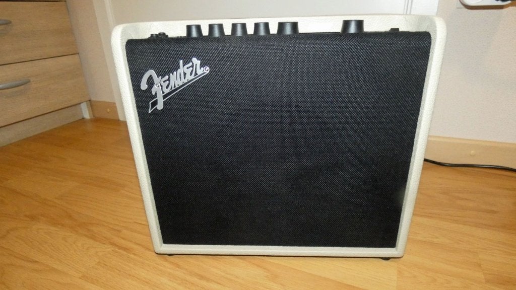 Fender mustang, Musique & Instruments, Enlèvement, Comme neuf, Moins de 50 watts
