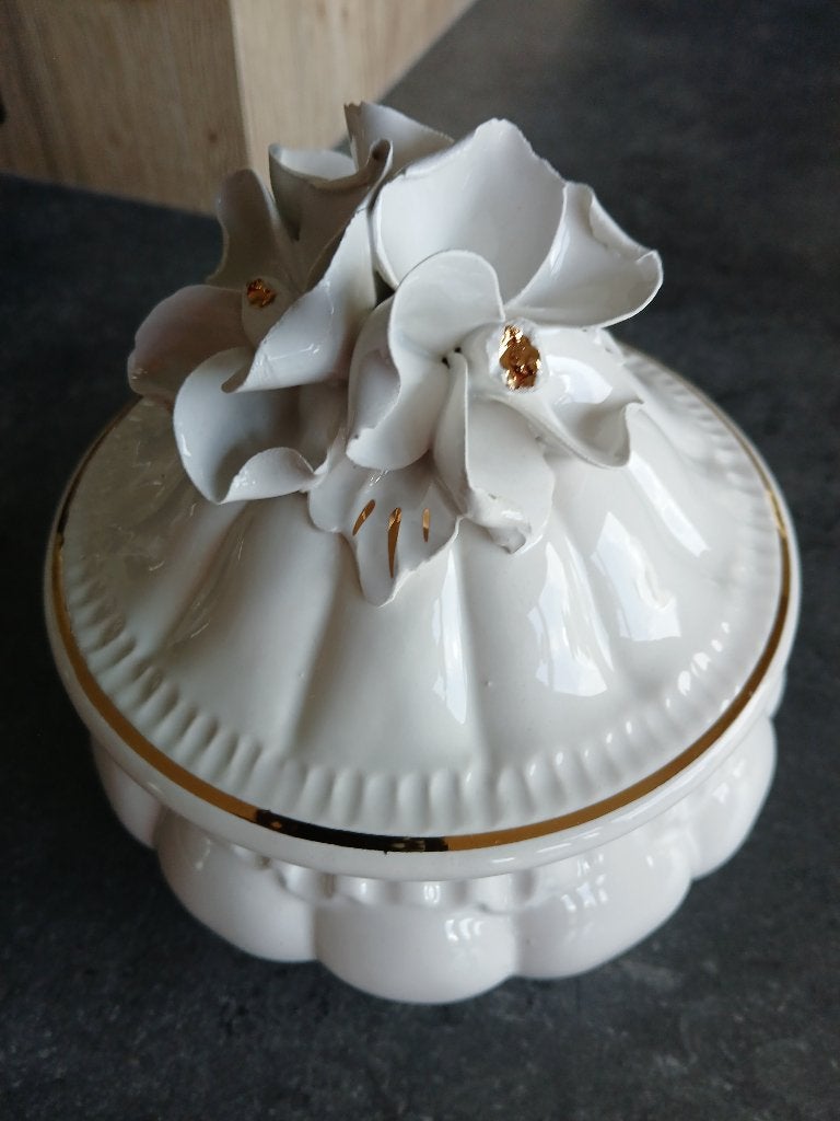 Joli pot (bonbon) blanc avec couvercle., Antiquités & Art, Enlèvement ou Envoi