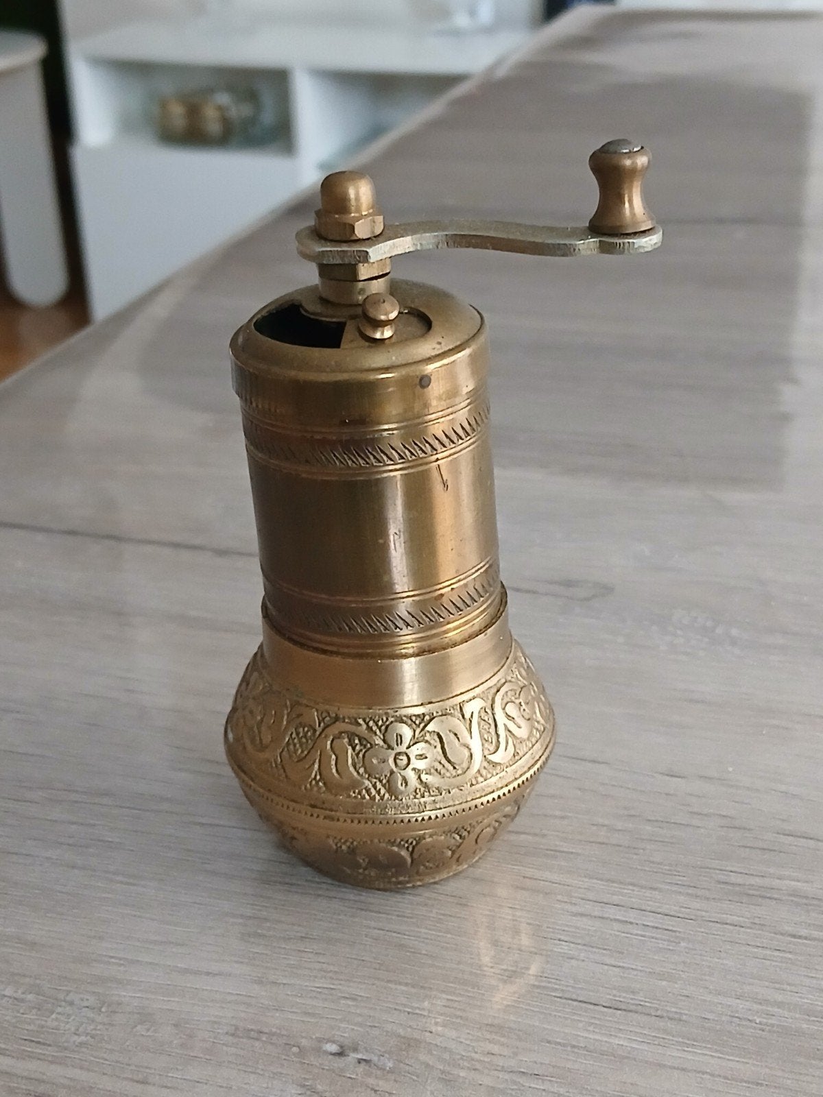 Moulin à poivre / épices vintage en laiton gravé, Enlèvement ou Envoi