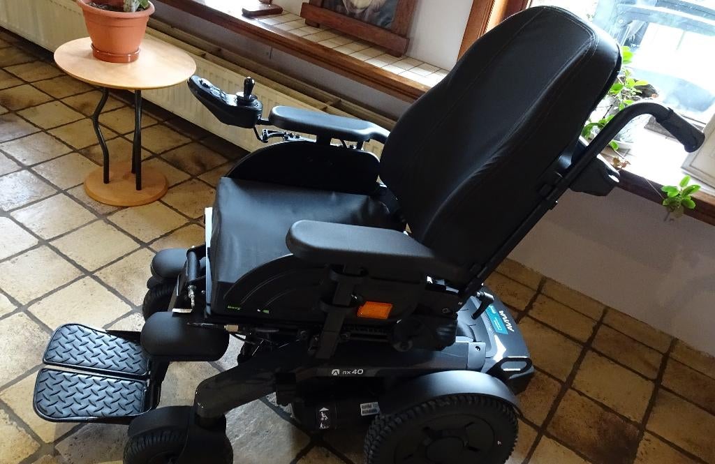 Invacare AVIVA RX40 - Elektrische rolstoel - nieuwstaat, Ophalen, Zo goed als nieuw, Elektrische rolstoel