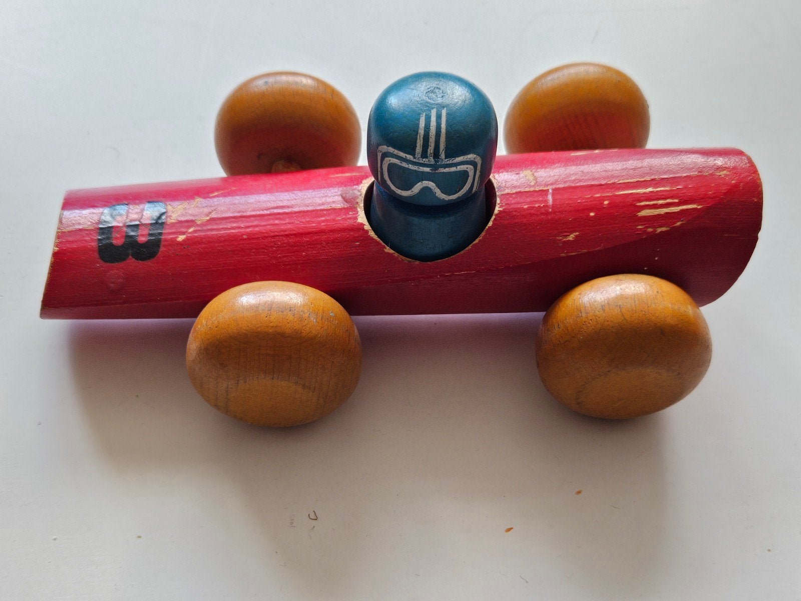 Vintage houten racewagen met een blauwe coureur, Ophalen