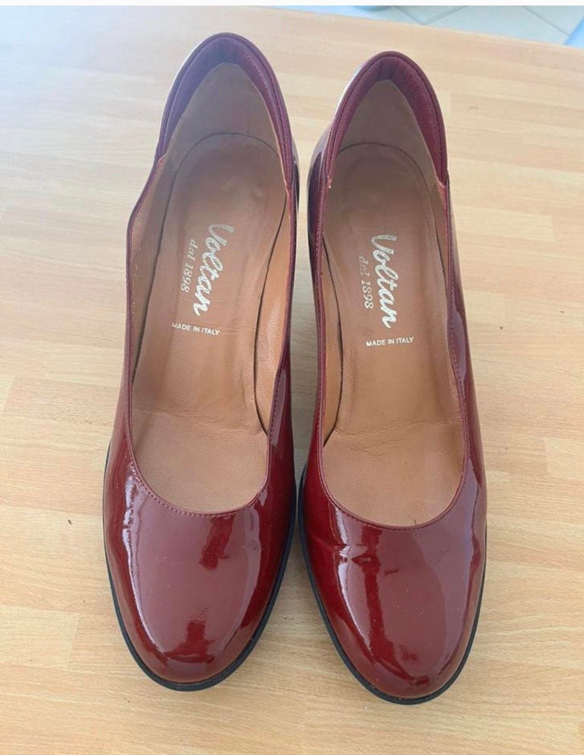 Schoenen rood/bordeau laké  Voltan, Ophalen of Verzenden, Zo goed als nieuw, Rood, Pumps