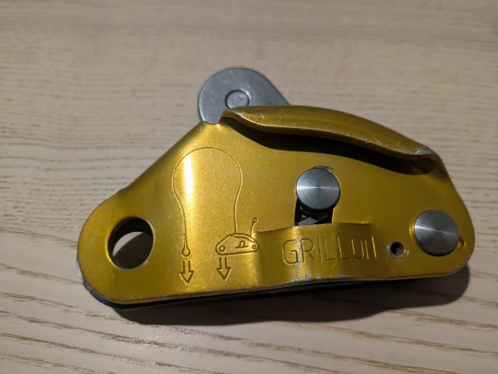 Petzl grillon met knop, Sport en Fitness, Ophalen, Gebruikt, Klimsport-accessoire