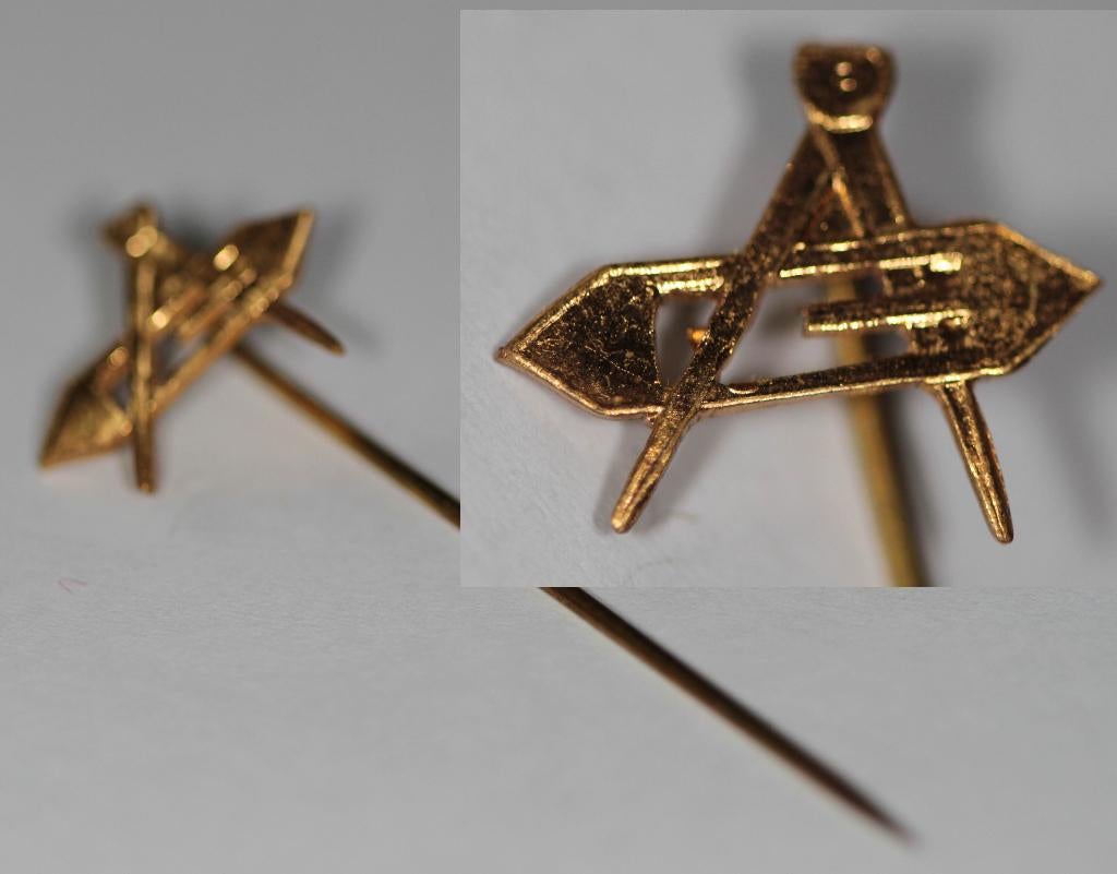 Kraagspeld schietspoel met passer, Ophalen of Verzenden, Gebruikt, Overige onderwerpen, Speldje of Pin