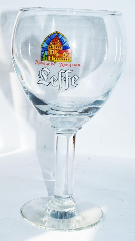LEFFE - ancien verre calice 33 cl **** collector ****, Collections, Marques de bière, Comme neuf, Verre ou Verres, Leffe, Enlèvement ou Envoi