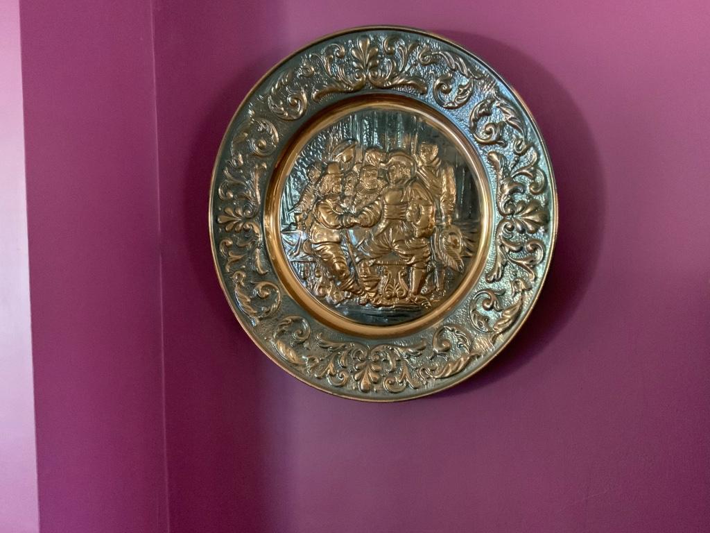 Grande assiette décorative scène mousquetaires, Enlèvement ou Envoi