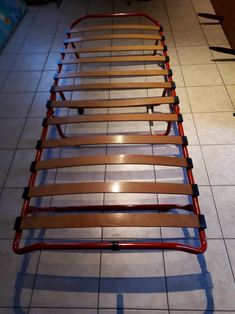 1 plooibed op wieltjes, rood frame , lattenbodem + matras, Huis en Inrichting, Ophalen, Zo goed als nieuw, Eenpersoons, Rood