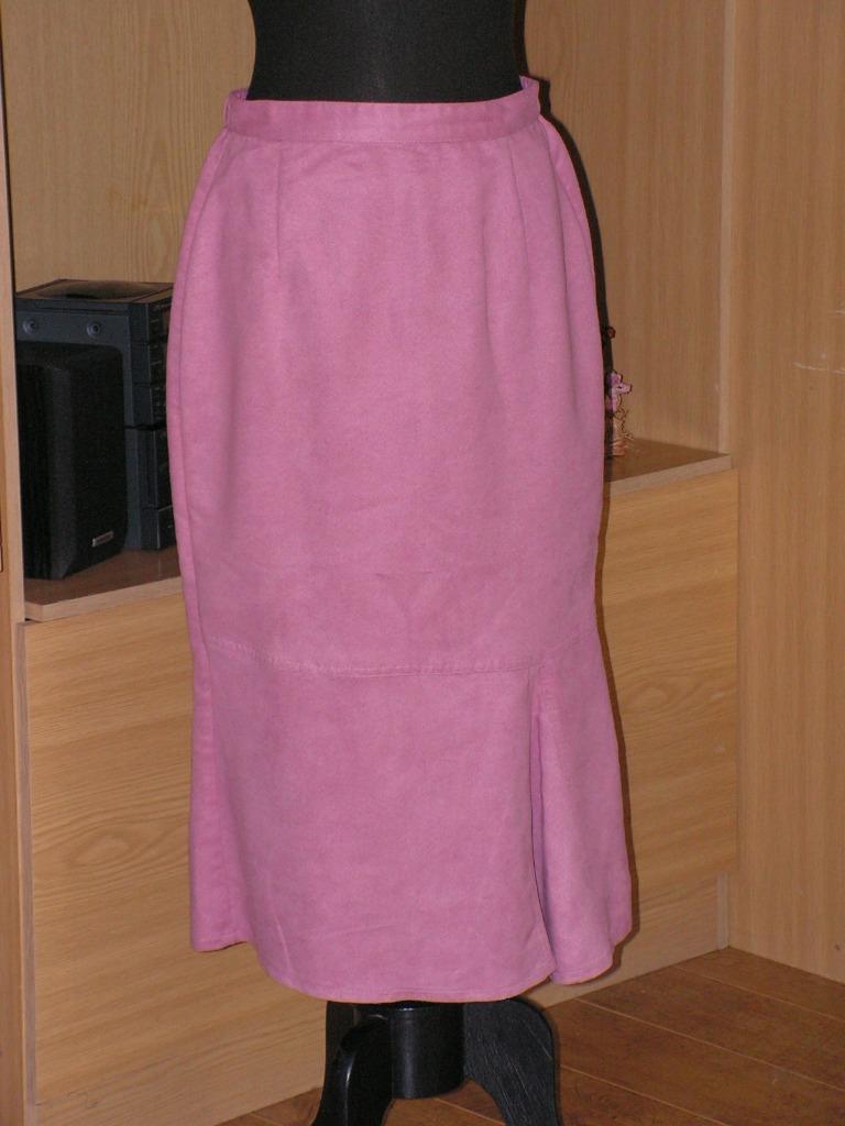 Rok roos, Ophalen, Gedragen