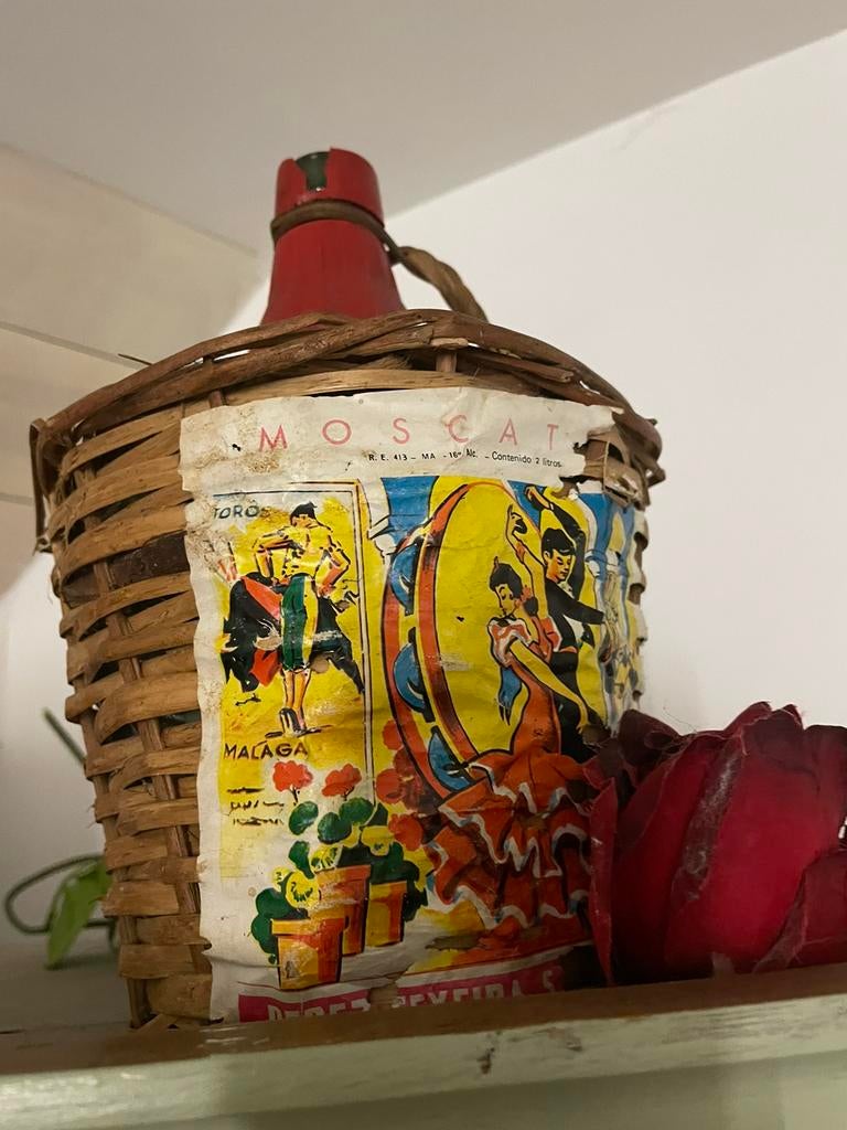 Anciennes bouteilles de vin dans des supports en osier (3), Enlèvement