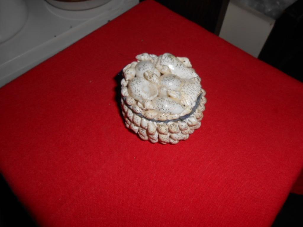 boîte à bijoux avec coquillages et velours bleu Ø7cm, Antiquités & Art, Enlèvement ou Envoi