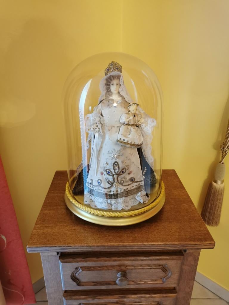 Globe en verre avec figurine religieuse, Ophalen
