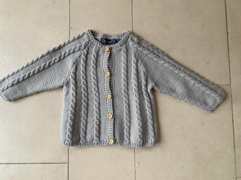 Grijs gebreid vestje met kabels maat 92, Jongen of Meisje, Trui of Vest, Ophalen of Verzenden, Zo goed als nieuw