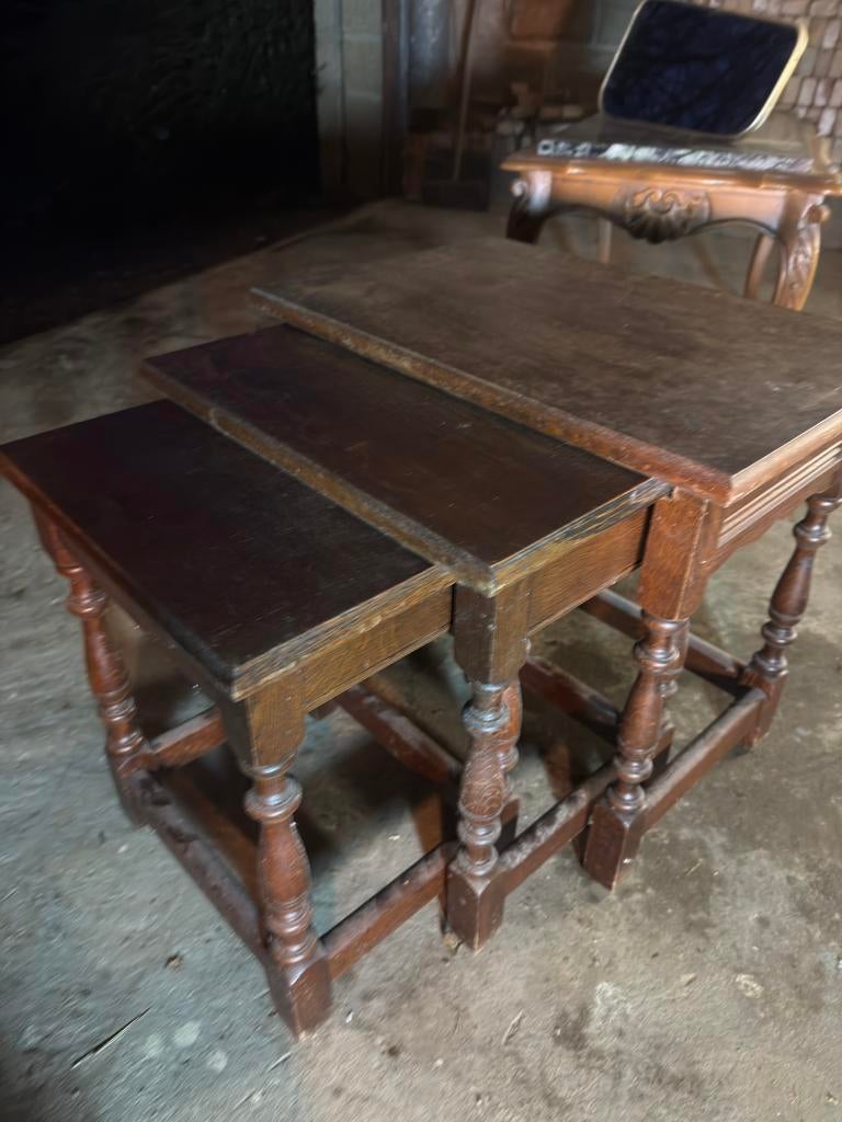 Tables anciennes, Enlèvement