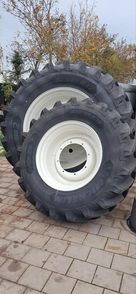 Nieuwe Michelin banden, op velgen passend voor  NH T7.245, Ophalen of Verzenden