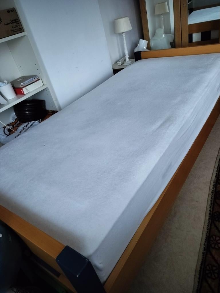 Houten bed heel stevig en onder bed., Ophalen of Verzenden, Matras