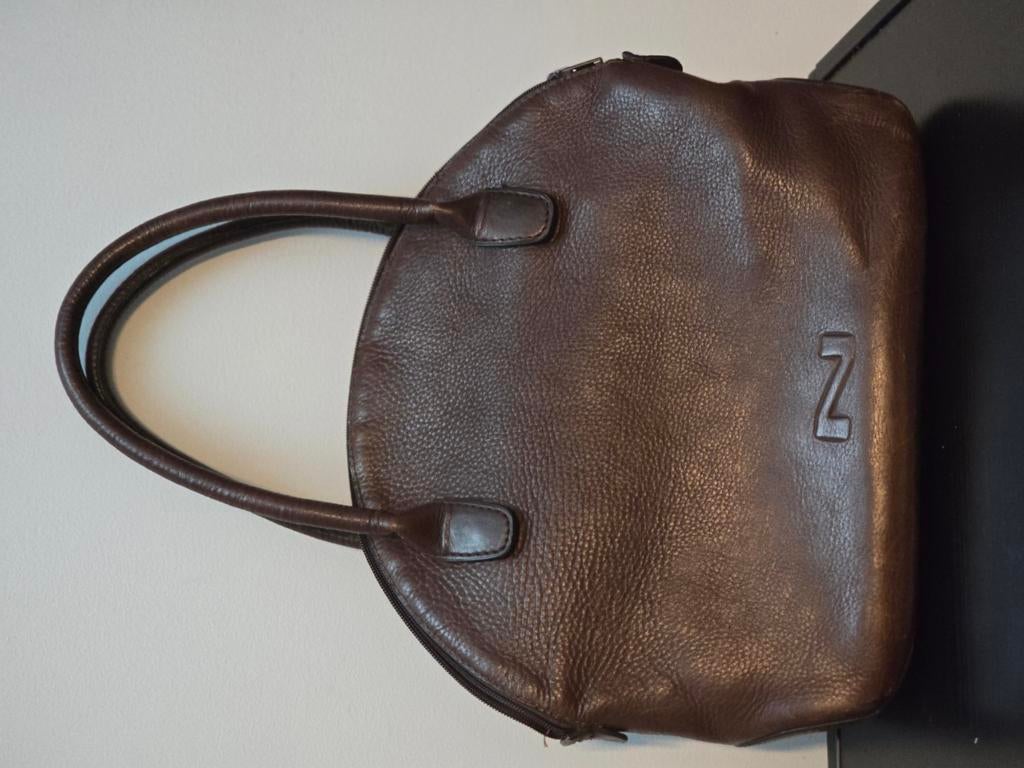 Handtas van Nathan, Ophalen