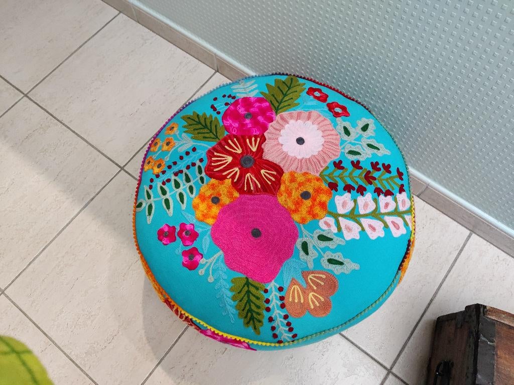 Pouf très coloré et très tendance, Rond, Comme neuf, Enlèvement, 50 à 75 cm