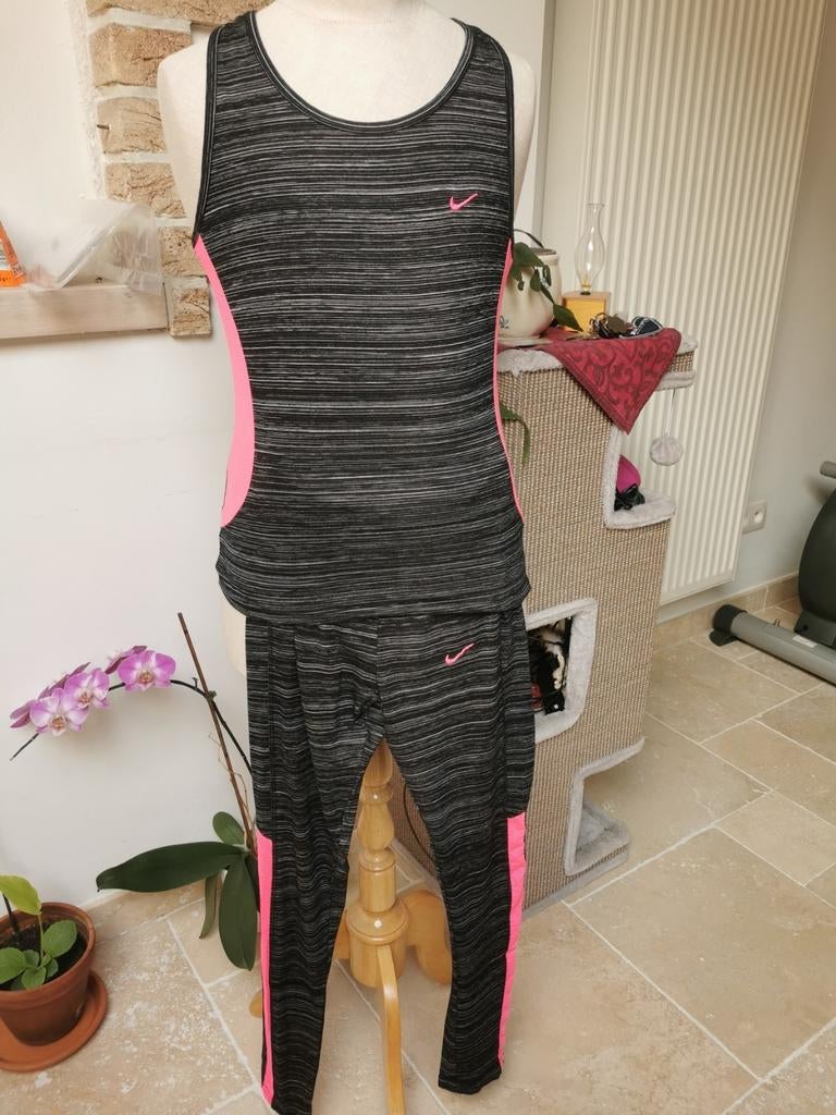 Joli ensemble signé Nike, Enlèvement ou Envoi, Comme neuf, Taille 38/40 (M)