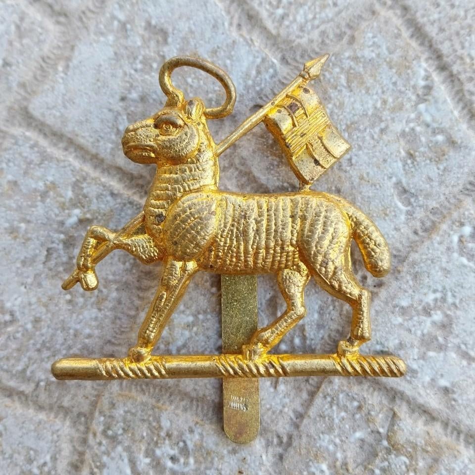 West surrey regiment royal queens regiment wo2 Cap badge, Verzamelen, Ophalen of Verzenden